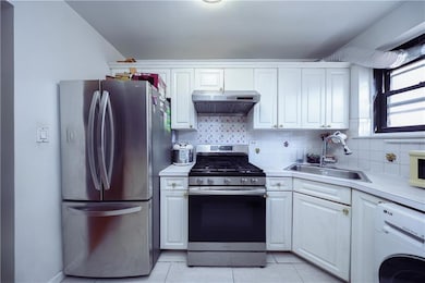 Kingsway Gardens unit 4A, Eflatbus, NY 11229 - photo 3