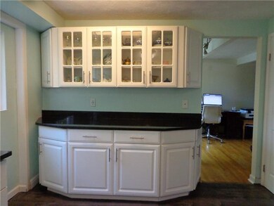 Brand New Kitchen/Floor Lots of Storage!