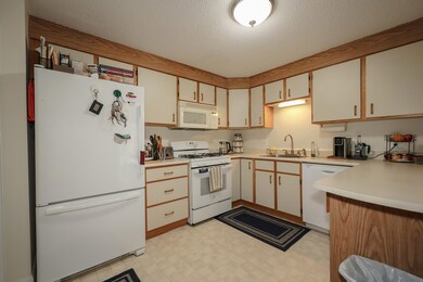 3 Knights Bridge Dr unit UL202, Nashua, NH 03063 - photo 2