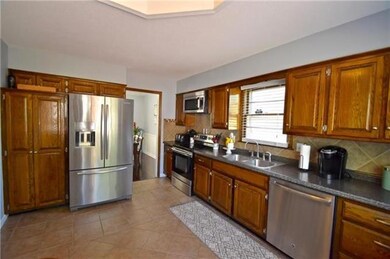 Large Kitchen*SS Appliances