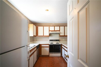 565 Quaker Ln unit 14, West Warwick, RI 02893 - photo 5