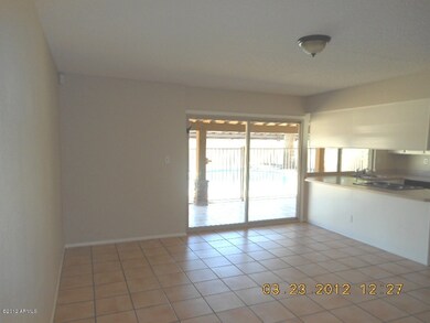 FAMILY ROOM W/BREAKFAST BAR