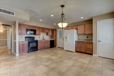 810 E Flint St-9