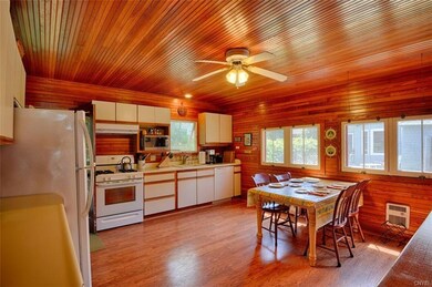 Airy kitchen area*