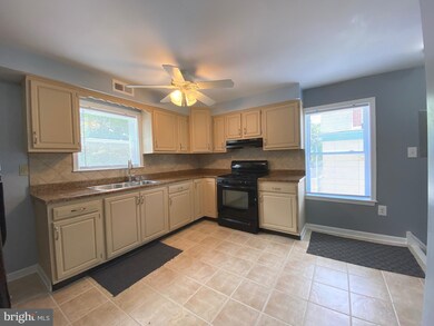 26 W Center St unit B (UPSTAIRS UNIT), Clayton, NJ 08312 - photo 6