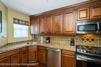 06_95AtriumWay_177001_Kitchen_HiRes
