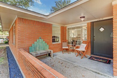 1015 W 31st St, Houston, TX 77018 - photo 2