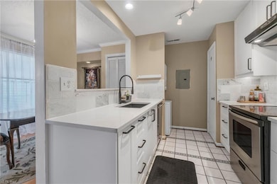 Kitchen open to living area, great for entertainin