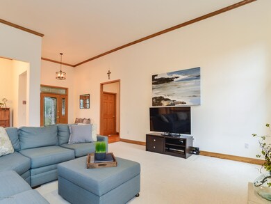005-Living_Room-3768325-medium4x3