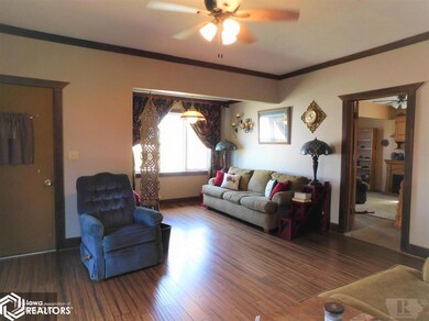 305 N 15th Ave W, Newton, IA 50208 - photo 2