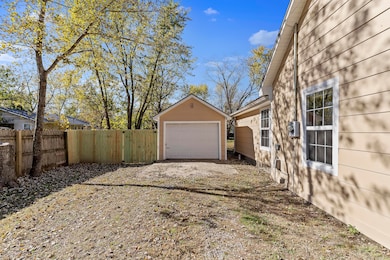 529 S Clay St, Marshfield, MO 65706 - photo 5