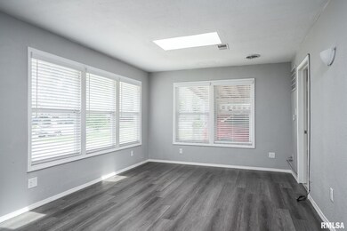 2811 W 70th St, Davenport, IA 52806 - photo 4