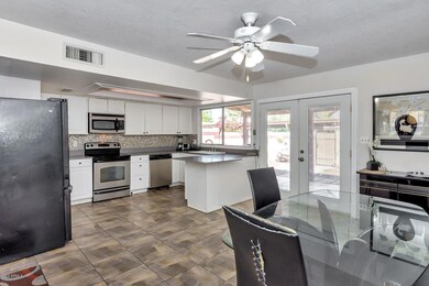 2156 E Ellis Dr-large-006-012-Kitchen-15