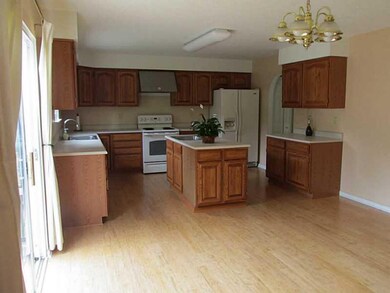 Kitchen. Large Eat-In area in Kitchen. Hardwood th
