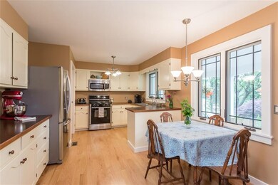 EAT IN KITCHEN WITH MUDROOM/ENTRY FROM GARAGE, ALS