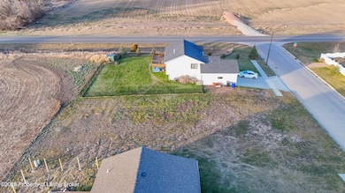 1727 Yellowstone Cir, Dickinson, ND 58601 - photo 4