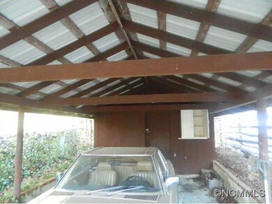 546 Waddell Dr, Hendersonville, NC 28792 - photo 3