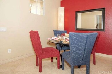 Dining space for 4 or 6 easily 