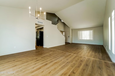 006-photo-dining-room-11301773