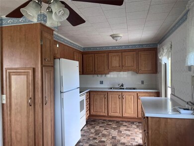 Kitchen!  Lots a cabinets!
