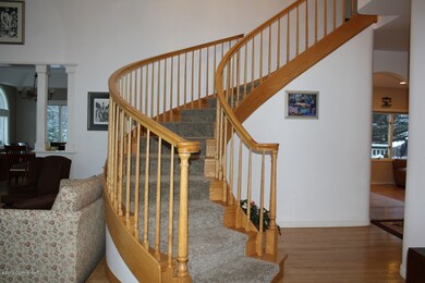 Dramatic Curved Staircase w/New Carpet