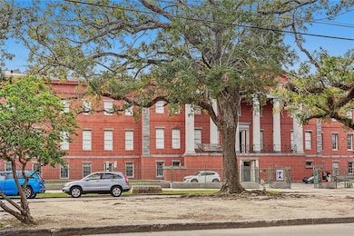 US Mint & French Quarter just across Neutral Ground