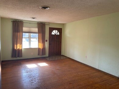 10 x 10, Hardwood flooring