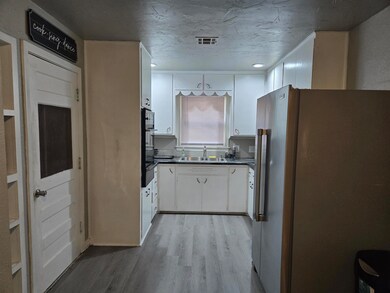 2202 W Maple Ave, Enid, OK 73703 - photo 7