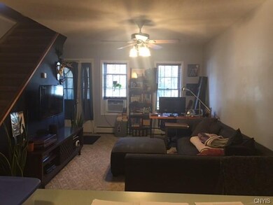 Large Livingroom. Clean and spacious.