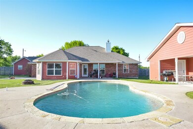 Salt water pool,guest house.