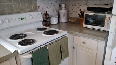 WHITE APPLIANCES IN KITCHEN