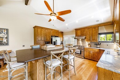 10_Kitchen_1800x1200_3690546
