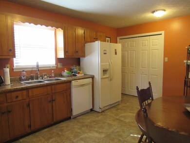 301 Pineridge Dr, Hopkinsville, KY 42240 - photo 4