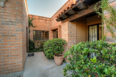 CAMINO CAMPERO FRONT COURTYARD
