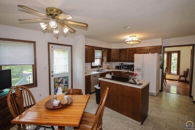 7021 SW Queens Ct, Topeka, KS 66614 - photo 6