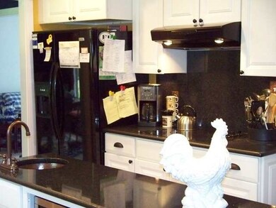 615 Clover Dr, Jacksonville, NC 28546 - photo 4