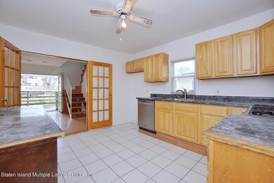 (8) EAT IN KITCHEN