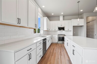 Photographs are for illustrative purposes only. Features, finishes, interior/exterior colors, landscaping and floorplan shown may vary from actual homes built.