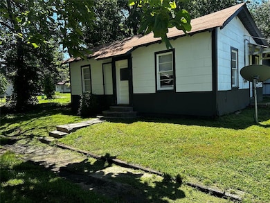 611 W Cherry St, Okemah, OK 74859 - photo 2