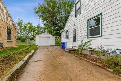 2198 Chandler St SW, Cedar Rapids, IA 52404 - photo 3