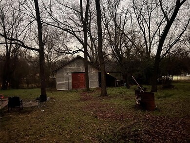 View of yard with an outdoor structure