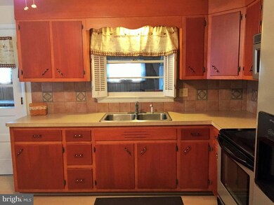 735 E Elm St, Palmyra, PA 17078 - photo 2