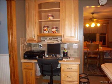 Kitchen. Built in desk in kitchen.