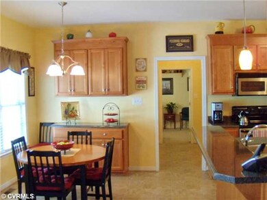 Kitchen - Bright eat-in area in the kitchen is spa