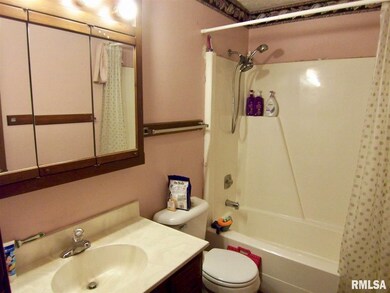 4003 Greenway Dr, Davenport, IA 52804 - photo 6