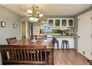 703 Sandra Ln, Central Point, OR 97502 - photo 6