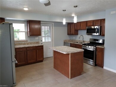 Updated Kitchen w/new appliances