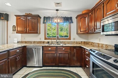 10 Hershey Dr, Pottstown, PA 19465 - photo 5