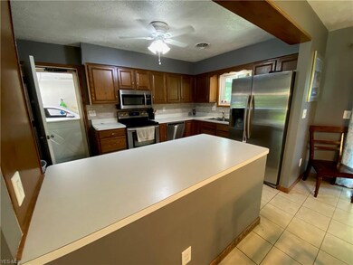 458 Maple Ave, Sheffield Lake, OH 44054 - photo 4