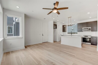 Kitchen with appliances with stainless steel fini